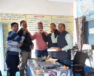 Jaswan Paragpur: Sanskrit teachers distributed sweets in Kasba Kotla