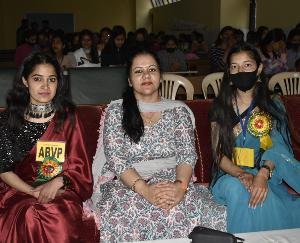 Forgetting her existence, she plays every character, this is the goddess who makes the house a heaven