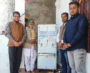 Dadlaghat: Cooler presented to the school on the death anniversary of late daughter Tanuja Gautam