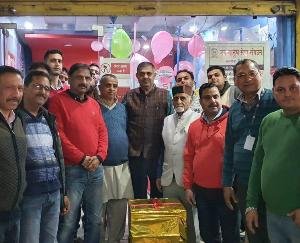 Kangra: Oxygen concentrator given to Jan Manush Seva Sangathan by Zilla Parishad President Ramesh Brar
