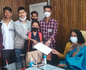 Joginder Nagar: NSUI submitted a memorandum to SDM and campaigner demanding to build a bus pass counter in the college campus