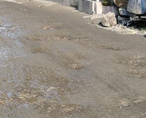 The road of Darlaghat-Kanswala turning into potholes