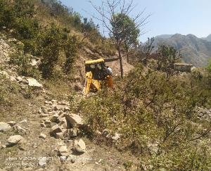  people of the Khudoi settlement of Sangrah built the road with donations