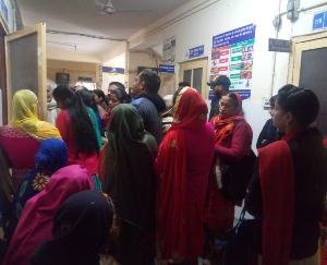 नादौन हॉस्पिटल का हाल,मरीज़ों को देखने के लिए सिर्फ  एक डॉक्टर