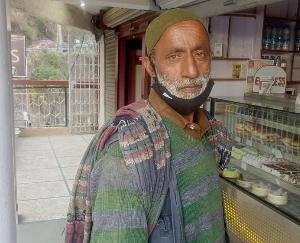 Ghulam Bhatt, who carried the cylinder, showed honesty, returned the laborer's purse