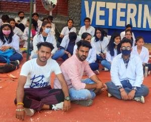 Delegation of Janwadi Naujawan Sabha sitting on strike demanding demands
