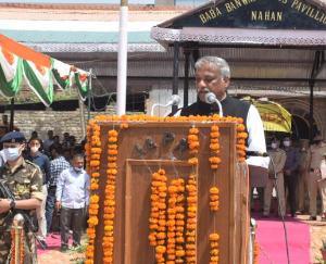 Nahan: On the 75th Himachal Day, the Energy Minister hoisted the flag in Nahan and saluted the parade.