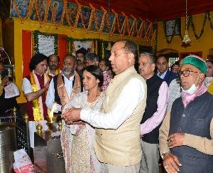 Chief Minister offers prayers at Hanuman temple Jakhu