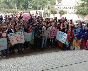  छात्रा के उत्पीड़न मामले में महाविद्यालय में धरना