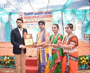 देश के 90 प्रतिशत जनजातीय ज़िलों में वनवासी आश्रम प्रतिबद्धता के साथ कार्यरत- अनुराग ठाकुर