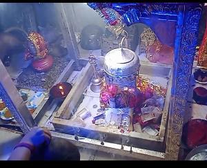 The one who invades the head in the Ashapuri temple, takes the bags, Ashish
