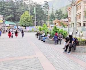 Tourists move towards Jammu and Kashmir, business affected in Kullu-Manali