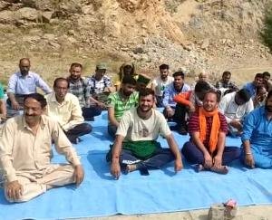  Land Losers Society staged a sit-in on their demands