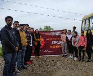 नशा निवारण के लिए छात्रों ने करोल तक की ट्रैकिंग