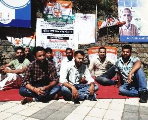  Fasting continues outside the office of Deputy Commissioner of Youth Congress, Solan