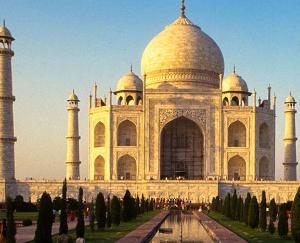 Agra: 4 tourists who were offering Namaz in Taj Mahal complex arrested