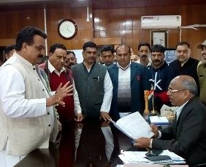 फोरलेन ठेकेदारों ने अपनी बकाया राही 55 करोड़ न मिलने पर ने दिया उपायुक्त कार्यालय में धरना