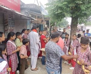 Fruits distributed to patients in various hospitals of the area on the birthday of social worker Manish Sharda