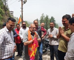 Shimla: BJP state in-charge Avinash Rai Khanna invited door-to-door visit in Dhali ward of Shimla.