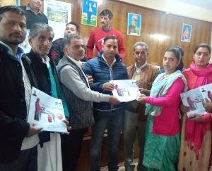 दाड़लाघाट में गृहणी सुविधा योजना के तहत 20 पंचायतों को गैस कनैक्शन वितरित