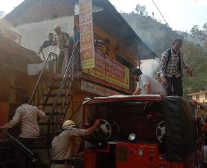 Fire broke out in a three-storey house of 6 rooms, loss of one and a half lakhs