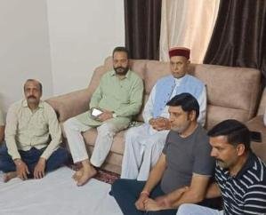 Hamirpur: Former Chief Minister Prem Kumar Dhumal arrived to console the city council vice-president Sandeep Bhardwaj.