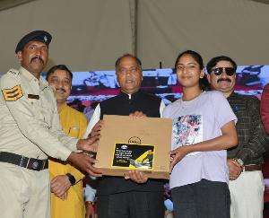 Mandi: Free laptops distributed to 20 thousand meritorious students of the state