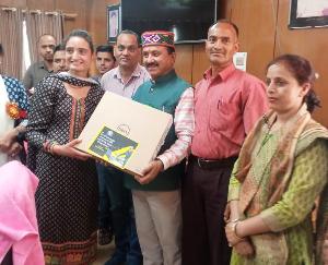Bharmour: MLA Jialal Kapoor distributed laptops to 73 meritorious students