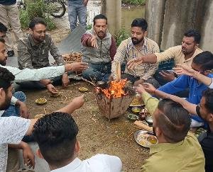 Youth Congress performed a havan-yagna on the goodwill of the CM if the construction of the hospital did not start