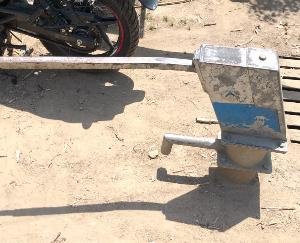 Hand pump buried in the ground, the department became a mute spectator