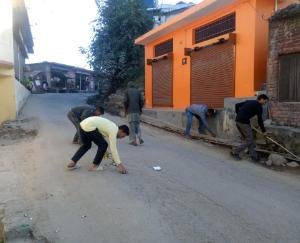 धुन्दन बाजार की सड़कों पर चलाया स्वच्छता अभियान