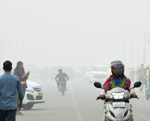 दिल्ली में प्रदूषण ने छिनी लोगों से राहत की सांसे 