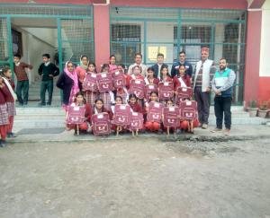 एसएमसी की बैठक के दौरान बच्चों को किए बैग वितरित