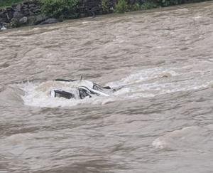 Kullu: Car submerged in Beas river, one dead body recovered