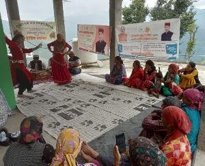 Artists of Information and Public Relations Department shared information about various schemes of the state government in the development block Paonta and Shillai area