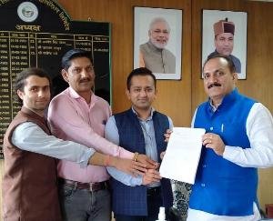 Delegation of Sirmaur Hati Vikas Manch met Baldev Tomar regarding demands