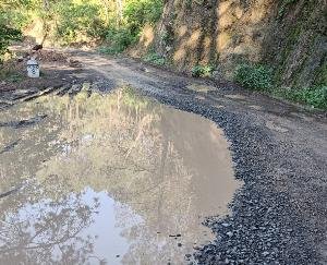condition of the road is bad, questions raised on the working of the contractor and the department