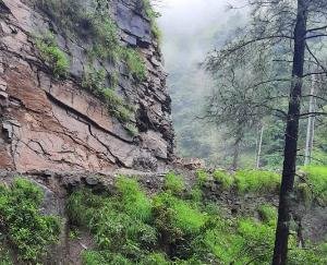 Landslide caused by heavy rains in Karsog, Karsog-Rampur road blocked