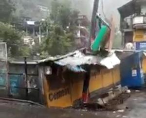 Kullu: Heavy floods in Ani, shops opened, city bridge in danger