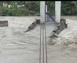 Water level of Sutlej increased in Karsog, water flowing over the road