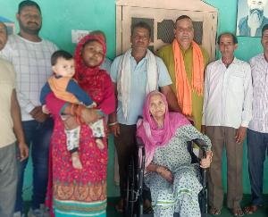 Minister Bikram Thakur presented a wheel chair to a 90-year-old old woman in Jaswan Paragpur-Rodi Kodi