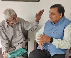 107-year-old Udham Singh blessed Minister Virendra