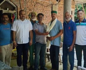 Saved the life of innocent by playing on life, social worker Manish Sharda honored him and boosted his spirits