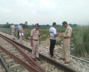 19-year-old girl dies after being hit by a train in Gondpur Banhera