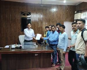 People have submitted a memorandum to the regional manager EZRTC, demanded a bus for the defeat