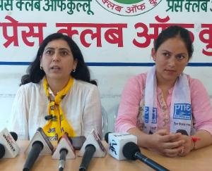 Kejriwal gifts Himachal women free bus travel