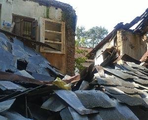 Hamirpur: A flat-like house collapsed in Mahal village, loss of lakhs