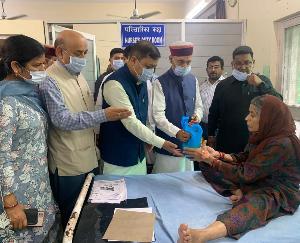 District BJP distributed fruits to patients in medical college on the birthday of Prime Minister Modi