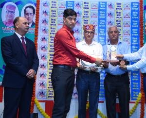 Anshuman and Avani of Gurukul Public School got Shiksha Gaurav Samman