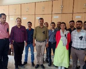 Employees of Himachal Pradesh Judicial Employees Union Solan expressed their anger by wearing black badges